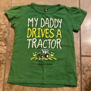 (139) Pre-Owned Toddler Girls Green T-Shirt with John Deere logo. Size 4T